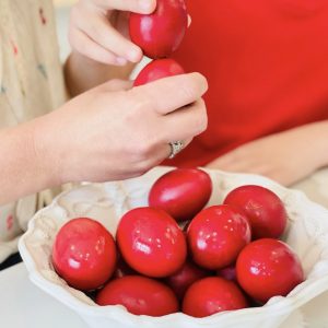 Czerwone jajka wielkanocne barwione zwyczaje pogańskie
