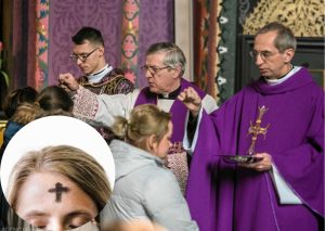 środa popielcowa w kościele katolickim znak krzyża posypywanie popiołem przez księży