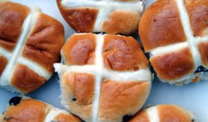 Wielkanoc ciasta i bułki z krzyżem 